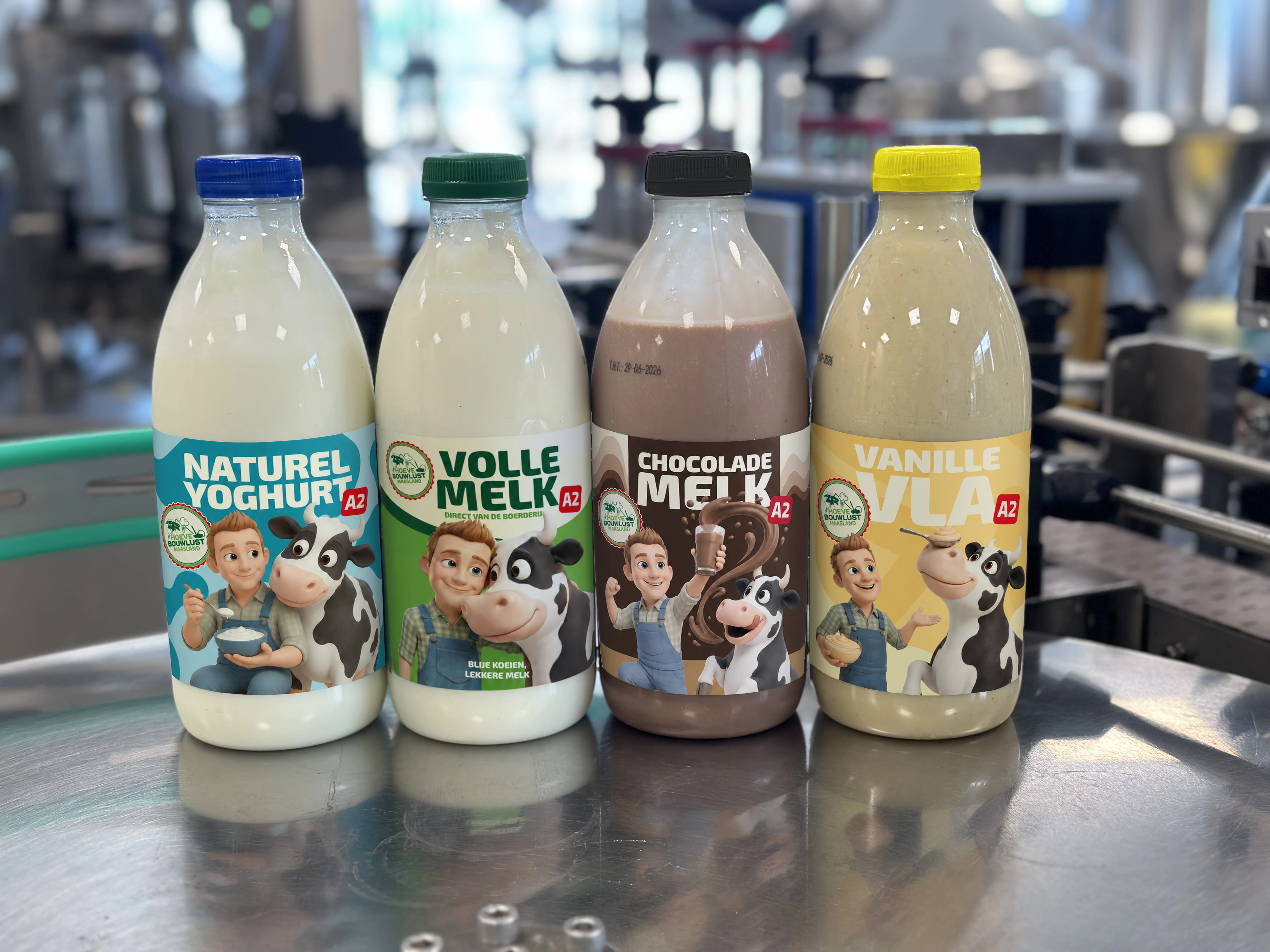 Vier flessen Boer Peter-zuivel: naturel yoghurt, volle melk, chocolademelk en vanillevla.
